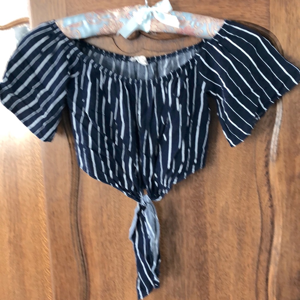 Short sleeve crop top tie front shirt size small